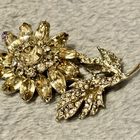 Unsigned Vintage Silver tone flower Brooch with Rhinestones - Picture 7 of 16